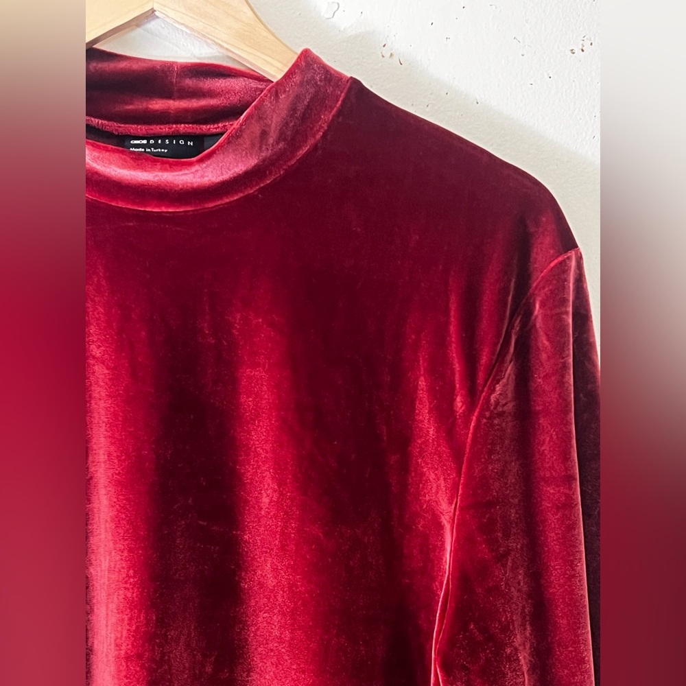 ASOS DESIGN muscle long sleeve t-shirt in burgundy velour with turtleneck - Picture 4 of 16